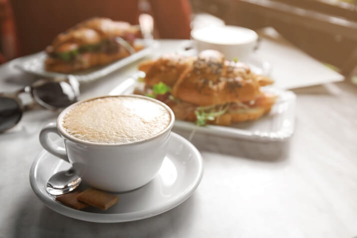 クロワッサンサンドとカプチーノ